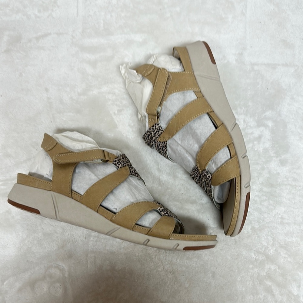 BareTraps Tan Sandals Stylish Comfort Strappy Design